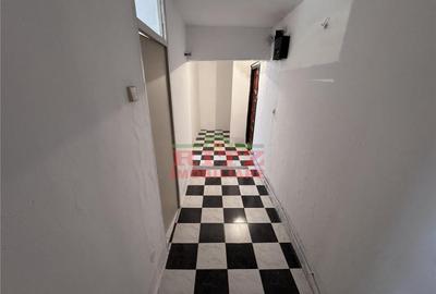 Apartament cu 3 camere semidecomandat în Central - 1