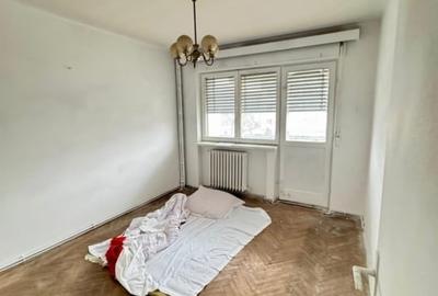 Apartament cu 3 camere decomandat în Podu Roș