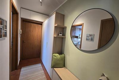Apartament cu 3 camere semidecomandat, mobilat în Central