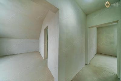 Casă cu 7 camere cu Teren 600 Mp în Sânleani