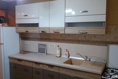 Proprietar, inchiriez apartament cu 3 camere,parter,, zona Dambovita