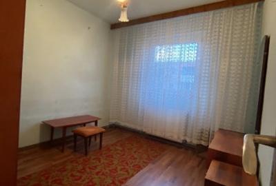 Apartament cu 3 camere decomandat în Astra