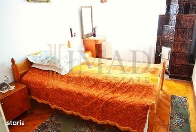 Casă cu 7 camere cu Teren 1020 Mp în Central