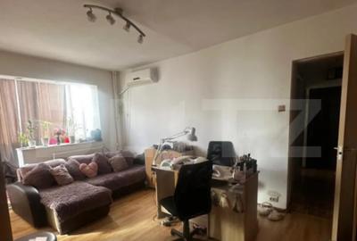 Apartament cu 3 camere semidecomandat în Craiovița Nouă