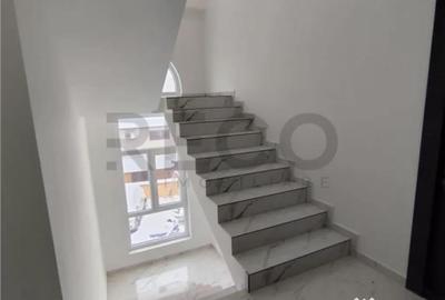 Casă cu 20 camere cu Teren 1097 Mp în Central - 1