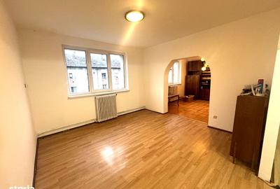 Apartament cu 3 camere în 7 Noiembrie - 8