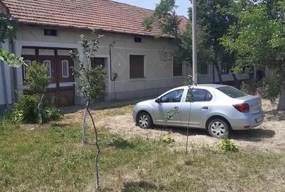 Casă cu 6 camere în Sacu