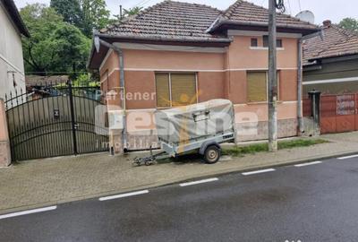 Casă cu 4 camere cu Canalizare în Cugir - 1