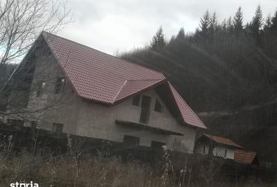 Casă cu 4 camere cu Teren 1000 Mp în Oituz - 2