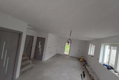 Casă cu Teren 470 Mp în Vinga