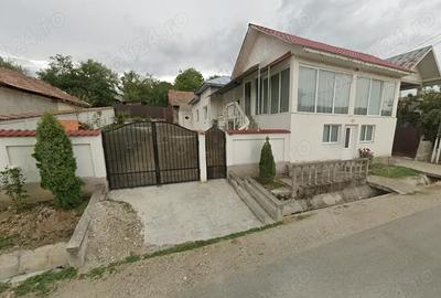 Casă cu 10 camere cu Teren 2000 Mp în Dobrușa - 1