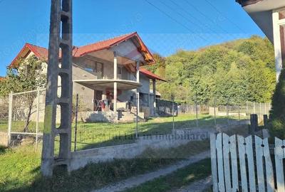 Casă cu 4 camere cu Canalizare în Corbeni - 2