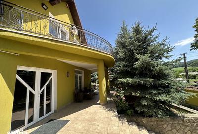 Casă cu 8 camere cu Teren 1110 Mp în Central