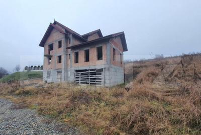 Oferta! Casa la rosu si 8 arii de teren, Sigmir - 1