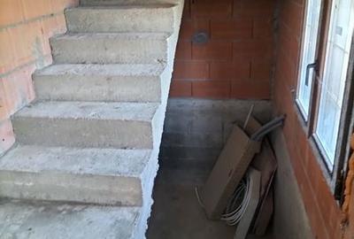 Casă cu 4 camere cu Teren 200 Mp în Cordun - 2