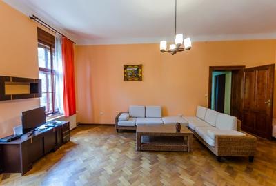 Apartament cu 2 camere nedecomandat, mobilat în Central