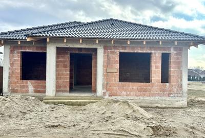 Casă individuală cu 4 camere cu Canalizare în Micești - 1