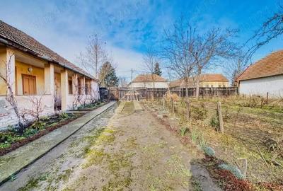 Casă cu 4 camere cu Teren 2300 Mp în Central