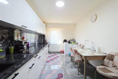 Apartament cu 4 camere decomandat în - 5