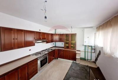 Casă cu 5 camere cu Teren 465 Mp în Dărmănești - 1