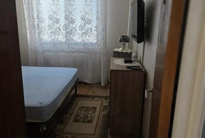 Apartament cu 3 camere semidecomandat în Centrul Civic