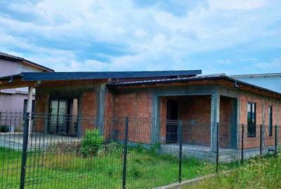 Casă cu 4 camere cu Teren 450 Mp în Racovița