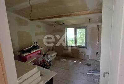 Casă cu 5 camere cu Teren 1749 Mp în Pietroșița