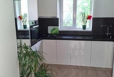 Apartament cu 3 camere semidecomandat în Barbu Văcărescu