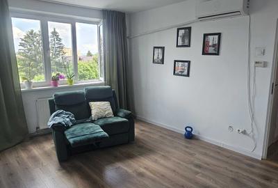 Apartament cu 4 camere semidecomandat în Astra