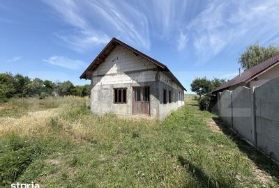 Casă cu 4 camere cu Teren 2200 Mp în Podari