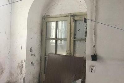 Casă cu 4 camere cu Teren 200 Mp în Central - 1