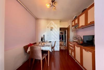 Apartament cu 3 camere decomandat, mobilat în Girocului
