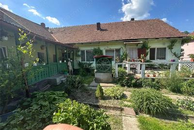 Casă cu 4 camere cu Teren 1000 Mp în Est