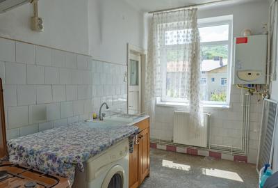 Apartament cu 2 camere semidecomandat în Moinești - 1