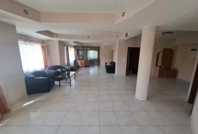 Apartament cu 3 camere decomandat în Intim