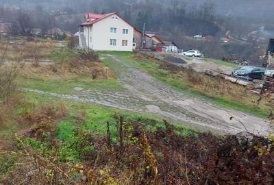 Teren de 2130 mp, în Siriu