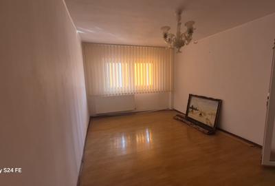 Apartament cu 3 camere decomandat în 1 Mai - 6