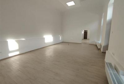 Spațiu comercial, de 72 mp, în Central - 4