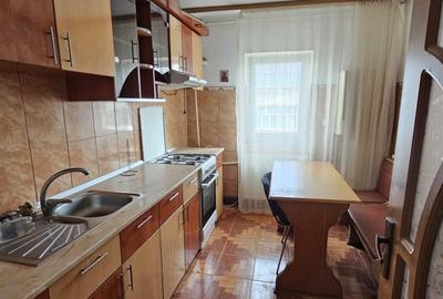 Apartament cu 2 camere semidecomandat, mobilat în Moinești