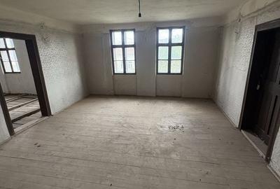 Casă cu 4 camere în Buteni