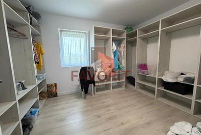 Casă cu 5 camere cu Teren 250 Mp în Utvin
