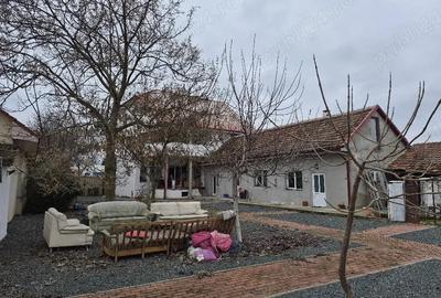 Casă cu 5 camere cu Teren 2850 Mp în Aradul Nou