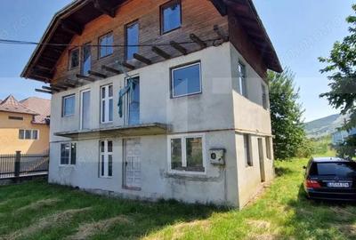 Casă cu 5 camere cu Teren 1500 Mp în Unirea - 2