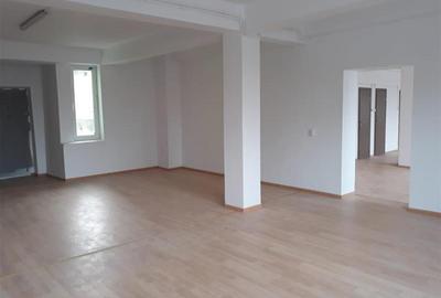 Birou, de 900 mp, în Tractorul - 10