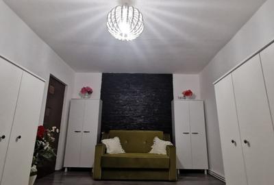 Apartament cu 3 camere decomandat în Piața Centrală