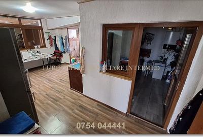 Vila+casa de vanzare zona Km 5 - 9