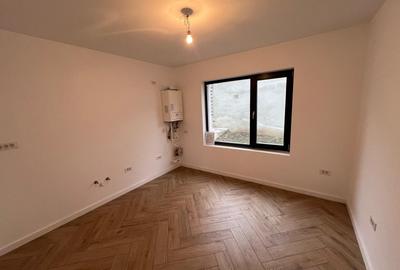 1 Mai - 4 camere - 2 bai - asfalt - 4