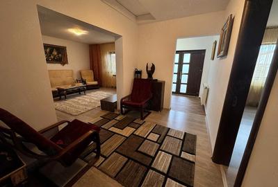 Casă cu 3 camere cu Teren 300 Mp în 1 Decembrie - 2