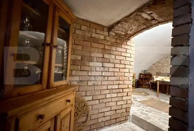 Apartament cu 3 camere ?i 2 bai, curte comuna, centrala pe gaz, ultracentral - 1