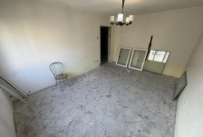 Apartament cu 3 camere decomandat în CET - 5